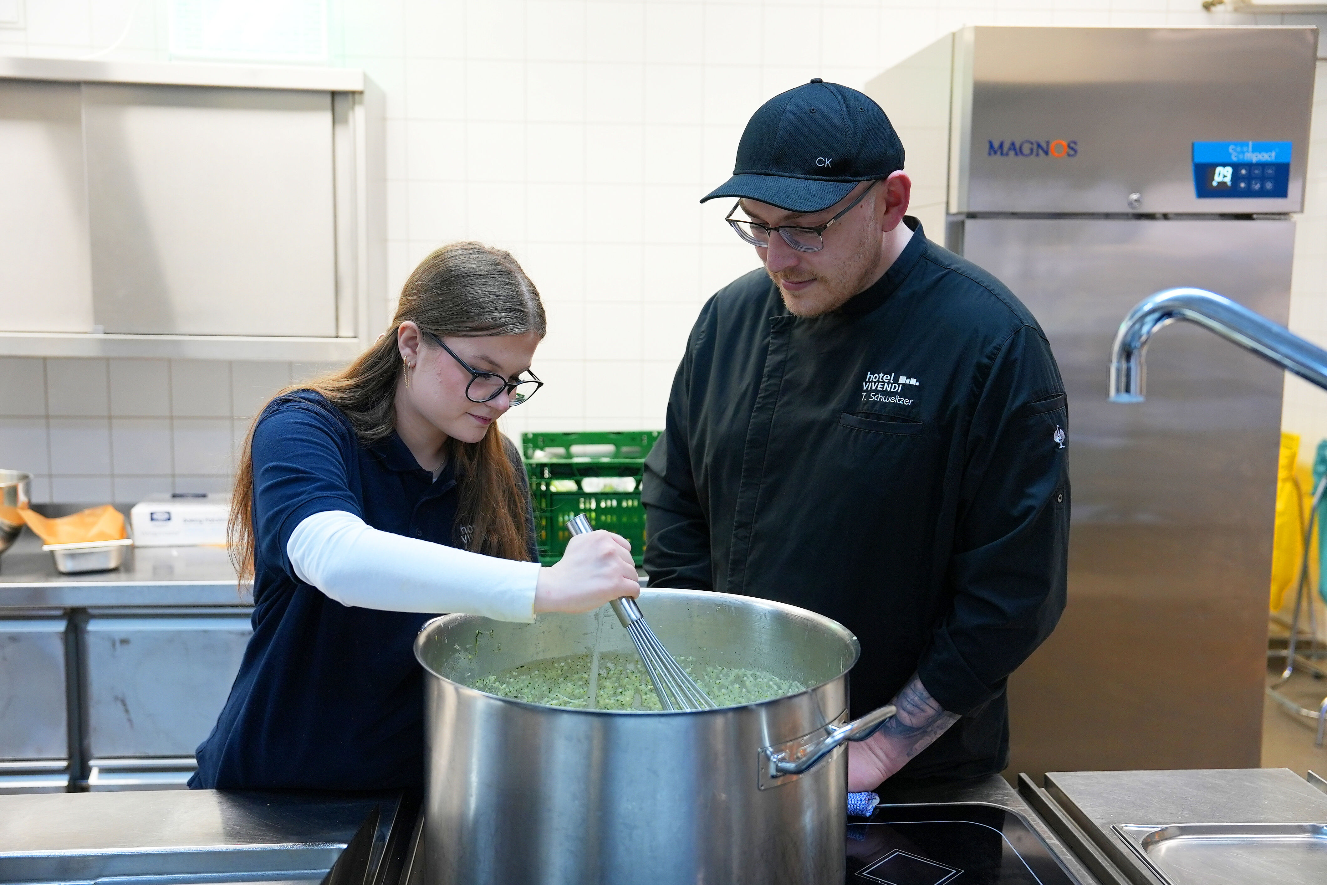 Küchenchef und Ausbilder Thomas Schweitzer unterstützt Lea während ihres Praktikums in der Küche des Hotels Vivendi. (Foto: Theresa Meier)