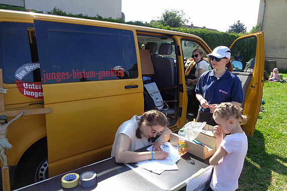 Viele BONI-Busse haben den Tag der Kinderwallfahrt begleitet und möglich gemacht. (Foto: Schwester M. Victoria Jazdzewski)