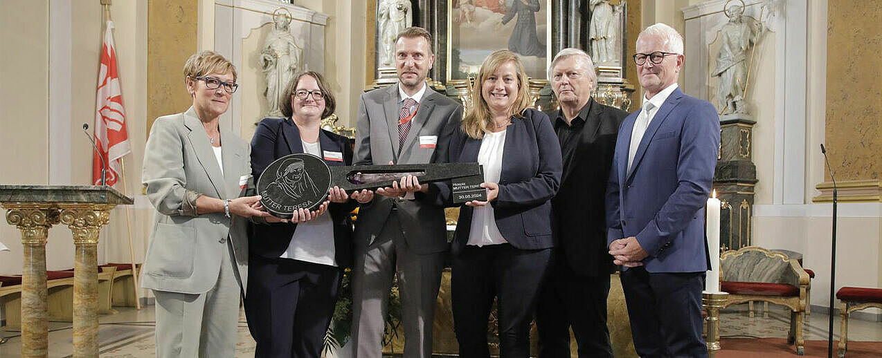 Symbolische Schlüsselübergabe bei der Eröffnung des Caritashospiz "Mutter Teresa". (Foto: Caritas)