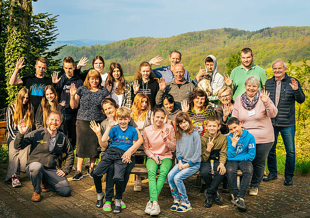 Ukrainische Kinder mit "Helfende Hände" Freiwilligen.(Foto: Carsten Leinhäuser)