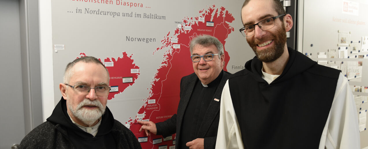 Msgr. Georg Austen, Generalsekretär des Bonifatiuswerkes, freut sich über den Besuch aus Norwegen: Prior Joël (l.) und Bruder Arnaud vom Kloster St. Marien Munkeby (Foto: Theresa Meier)