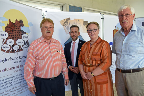 Marko Hülsmeier, Karolin Floren, Monsignore Georg Austen, Dr. Ulrike Kurth, Bürgermeister Michael Dreier, Manfred Krugmann und Sebastian Schwertfeger. Foto: Patrick Kleibold