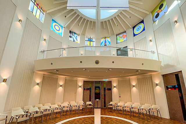 Der „Raum der Stille“ im Caritas-Hospiz Mutter Teresa lädt Angehörige, Gäste und Mitarbeitende ein, innezuhalten, zu beten oder einfach einen Moment durchzuatmen. Foto: Hartmut Salzmann