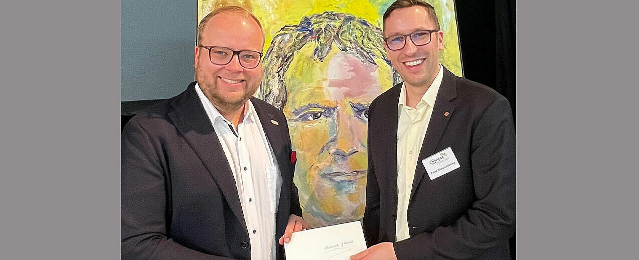 Manege-Einrichtungsleiter Pater Simon Härting (rechts) erhält den Scheck als Geschenk des Bonifatiuswerkes von Bereichsleiter der missionarischen und diakonischen Pastoral, Julian Heese. (Foto: Manege GmbH)