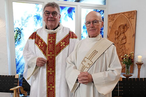 Bonifatiuswerk-Generalsekretär Msgr. Georg Austen mit dem Diakon der Gemeinde, Christian Gabrielsen (v.l.). Foto: Pfr. Martin Geistbeck