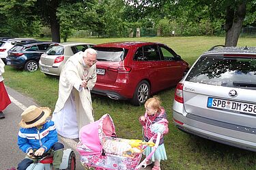 Auch Kinderwagen und Boby Car werden selbstverständlich gesegnet.