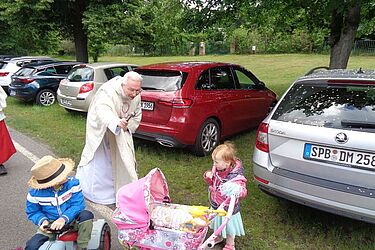 Auch Kinderwagen und Boby Car werden selbstverständlich gesegnet.