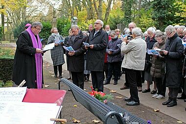 Ungefähr 70 Besucher kamen zur Gedenkveranstaltung für Jón „Nonni“ Svensson auf den Melatenfriedhof in Köln. Foto: Theresa Meier