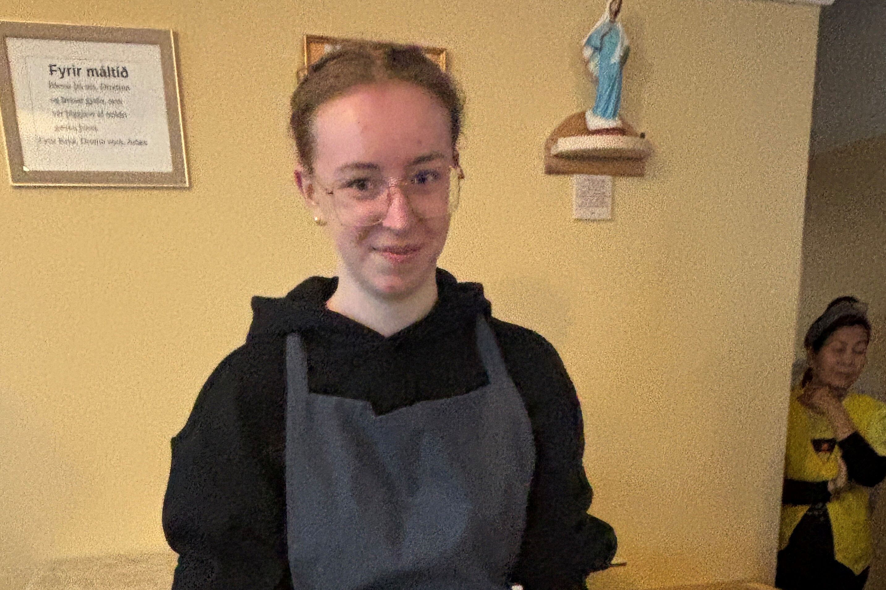 Bonifatiuswerk-Praktikantin Luisa Maas hilft im "Come In" in Reykjavik. (Foto: Msgr. Georg Austen)