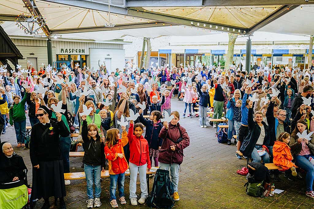 Die Wallfahrtsgemeinde setzte mit weißen Friedenstauben ein Zeichen für das Wallfahrts-Motto „Frieden, bitte!“. (Foto: Besim Mazhiqi / Erzbistum Paderborn)