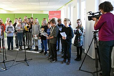 Raphael Vásquez vom WDR Bielefeld filmt die Einspielung des Nikolausliedes des Bonifatiuswerkes im Liebfrauengymnasium Büren. (Foto: Sr. Theresita M. Müller)