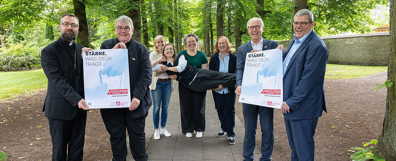 Sie stellten das diesjährige Leitwort zur Diaspora-Aktion des Bonifatiuswerkes vor (vorne, von links): Bischof Fredrik Hansen (Oslo), Bonifatiuswerk-Generalsekretär Monsignore Georg Austen, Bonifatiuswerk-Präsident Manfred Müller und Bonifatiuswerk-Geschäftsführer Ingo Imenkämper. Sie wurden in der Präsentation unterstützt von den Bonifatiuswerk-Mitarbeiterinnen Eva Dreier (wird getragen), Katharina Trapp, Christelle Lindhauer und Daniela Paschke (von links). Foto: Hartmut Salzmann