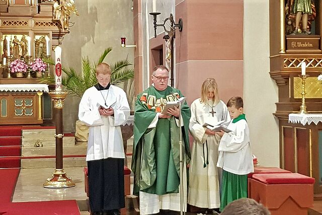 Pfarrer Stefan Redelberger und Ministranten beim Gottesdienst zum Diaspora-Sonntag in Birkenfeld. (Foto: Daniel Born)