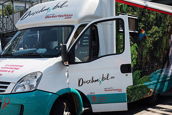 Das Duschmobil ermöglicht fünf Frauen am Tag, ihre Grundbedürfnisse z. B. nach Körperhygiene zu stillen. (Foto: SkF Berlin) 
