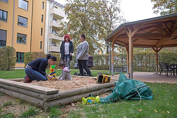Im Außenbereich des Agneshauses steht nur ein Sandkasten. Hier soll ein Spielplatz entstehen. (Foto: Markus Nowak)