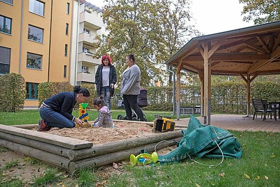 Im Außenbereich des Agneshauses steht nur ein Sandkasten. Hier soll ein Spielplatz entstehen. (Foto: Markus Nowak)