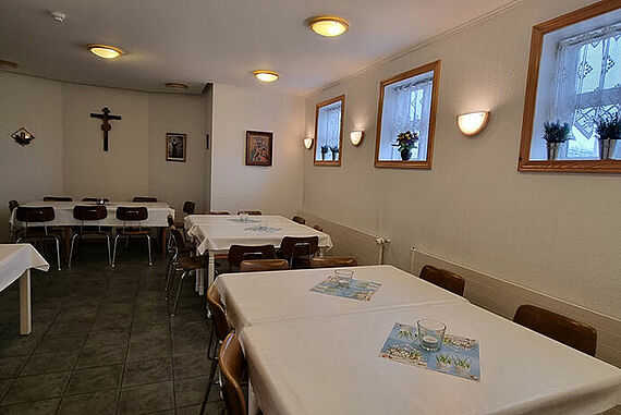 Der zu kleine Pfarrsaal bietet aktuell nur Platz für 25 Personen. (Foto: St. Péturssókn)