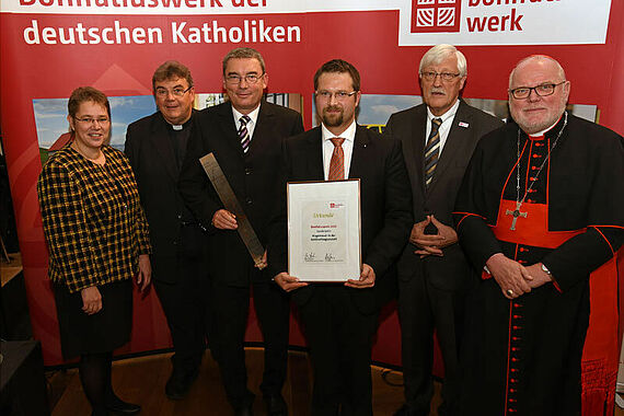 Der andere Sonderpreis ging an die katholische Gefängnisseelsorge im Erzbistum Freiburg. Von Links: Jurymitglied Uta Raabe, Monsignore Georg Austen, Dr. Andreas Mähler, Phillip Ostertag, der Präsident des Bonifatiuswerkes, Heinz Paus, und Kardinal Reinhard Marx.