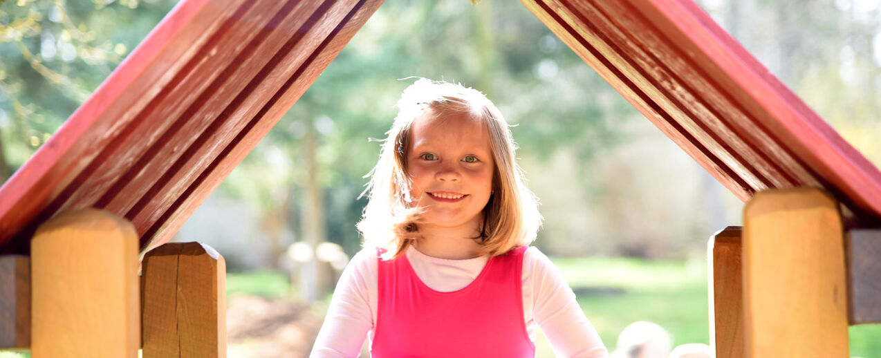 Emilia Kraushaar liebt es auf dem Spielplatz des Familienzentrums zu toben. Mit ihren Eltern und ihren Schwestern kommt sie regelmäßig auf den Kerbscher Berg. (Foto: P. Kleibold)