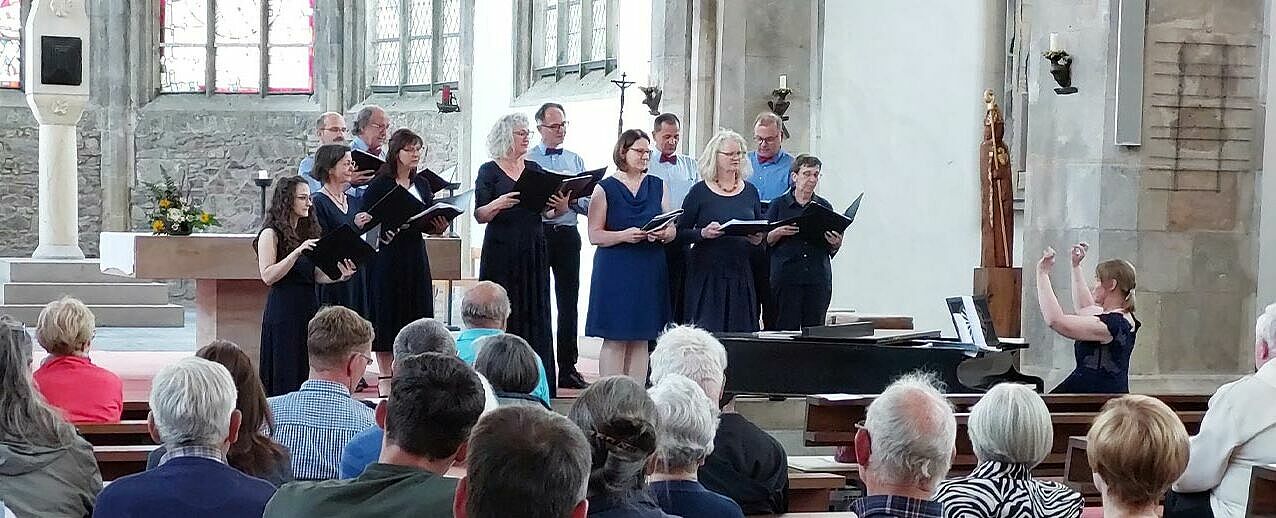 Der Kammerchor St. Petri unter der Leitung von Sandra Schilling sang beim Benefizkonzert. (Foto: Pater Altfried O.Praem./ Jörg Stowasser)