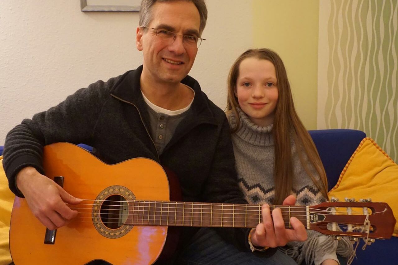 Pastor Martin Gregor nimmt mit Tochter Stina Gregor ein Lied für den Radiogottesdienst auf.