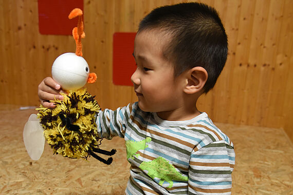 Der kleine Julian "im Austausch" mit der selbstgebastelten Hummel Bommel (Foto: Theresa Meier)