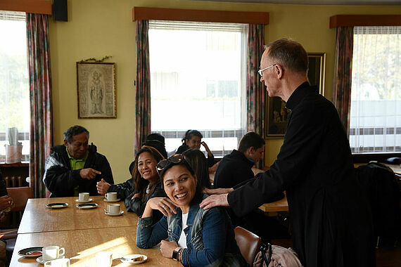 Generalvikar Patrick Breen begrüßt philippinische Gemeindemitglieder während des Kirchencafés (Foto: Theresa Meier) 