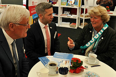 Im Gespräch: Heinz Paus (Präsident des Bonifatiuswerkes), Sebastian Schwertferger (Herkunft hat Zukunft) und Staatsministerin Prof. Monika Grütters (v.l.) Foto: Sr. Theresita M. Müller