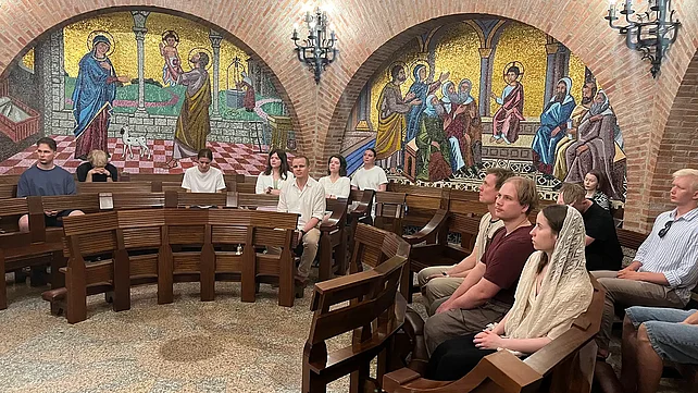 Die estnische Pilgergruppe nach dem Gottesdienst in der Kapelle der Heiligen Familie im Marienheiligtum Torreciudad. Die gemeinsame Pilgerreise führte die jungen Erwachsenen zu bedeutenden Wallfahrtsorten in Frankreich und Spanien und stärkte ihren Glauben sowie ihre Gemeinschaft. Foto: Marta Põld