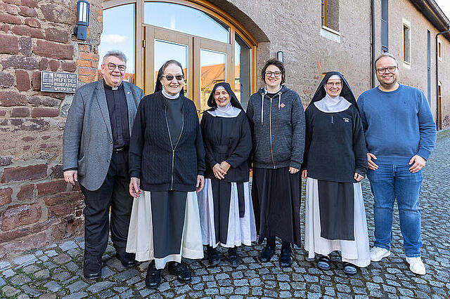 Bonifatiuswerk-Generalsekretär Monsignore Georg Austen (links) und Julian Heese, Bereichsleiter „Missionarisch und diakonische Pastoral“ (rechts) besuchten das Zisterzienserinnen-Kloster Helfta. Priorin Sr. M. Katharina Hauschild OCist. (rechts) begrüßte die Gäste. Foto: Hartmut Salzmann