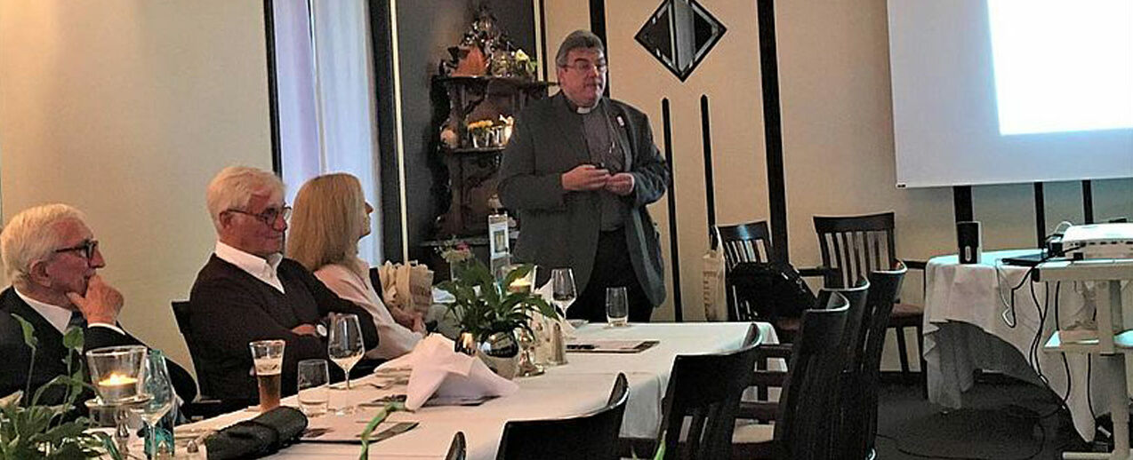 Msgr. Austen hält einen Vortrag beim Dortmunder Lions-Clubs. (Foto: Julian Heese)