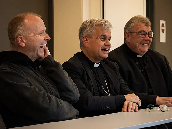 Bischof Erik Varden, Paderborns Erzbischof Udo Markus Bentz, Bonifatiuswerk-Generalsekretär Monsignore Georg Austen (v.l.). (Foto: Bonifatiuswerk)