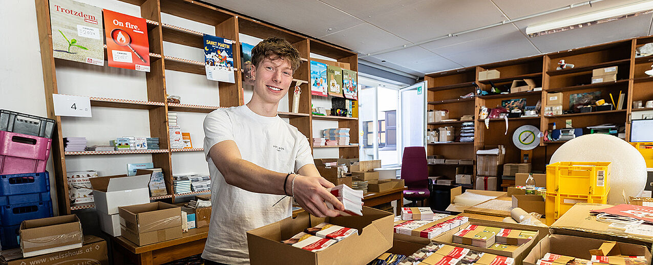 Der ehemalige Bonifatiuswerk-Bufdi Nils Bierdel packt auch im Versand der BoniService GmbH mit an. (Foto: Hartmut Salzmann)