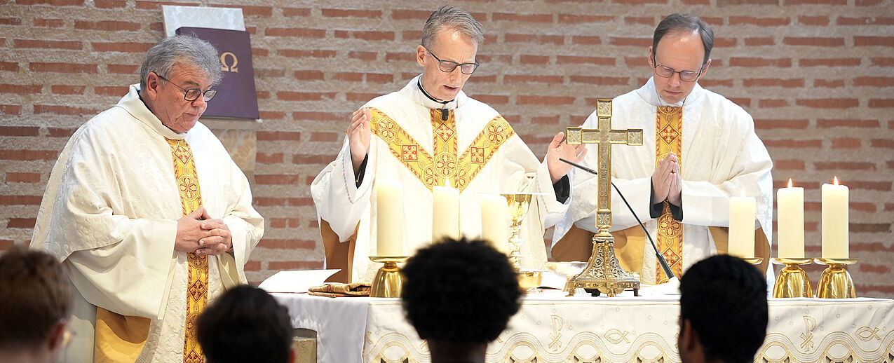 Gemeinsam mit Bonifatiuswerk-Generalsekretär Monsignore Georg Austen (l.) zelebriert Pater Dominik Terstriep (Mitte) von der Stockholmer Innenstadtgemeinde Sankt Eugenia die Sonntagsmesse. (Foto: Theresa Meier)