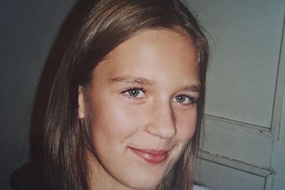 Früher: Die junge Sanita im Kinderdorf in Lettland. (Foto: Sandra Stade)