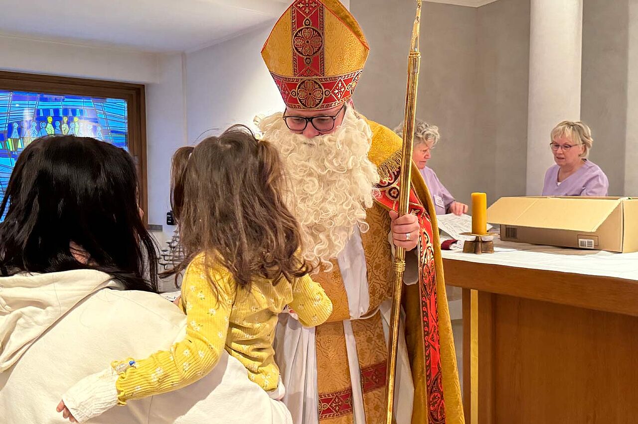 Jedes Kind bekam vom Nikolaus einen gefüllten Nikolausstiefel überreicht. (Foto: Regina Böddeker)
