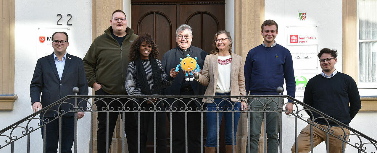 Freuen sich gemeinsam mit Maskottchen "Stoppi" auf viele Anmeldungen zur 72-Stunden-Aktion: Bonifatiuswerk-Referent Daniel Born, Elias Kölker (Bistum Osnabrück), Jane Ernest Wambura (Erzbistum Berlin), Bonifatiuswerk-Generalsekretär Monsignore Georg Austen, Claudia Schulze (Bistum Magdeburg), Jens Prior (Bistum Erfurt) und Herbert Schneider (Bistum Görlitz). Foto: Simon Helmers