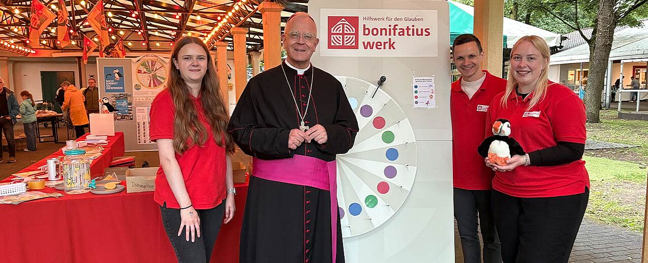 Weihbischof Matthias König zu Besuch am Stand des Bonifatiuswerkes. (Foto: privat)