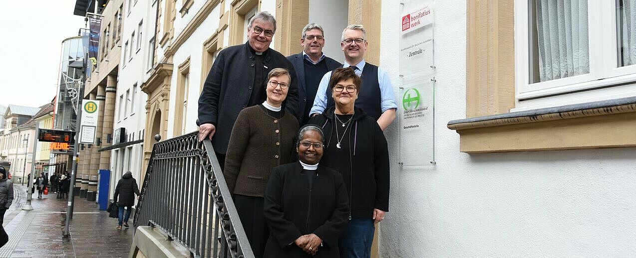 Tauschten sich über die lange Zusammenarbeit aus (von links): Monsignore Georg Austen, Schwester Maria Magdalena, Schwester Arockia Mary, Ingo Imenkämper, Margarita Thiele und Thomas Twents. (Foto: Simon Helmers)