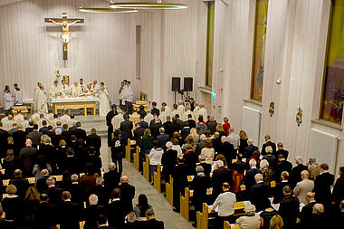 Viele Gäste reisten von weither, um an den Festlichkeiten zur Einweihung der Kirche teilzunehmen. Foto: Hans Andersson