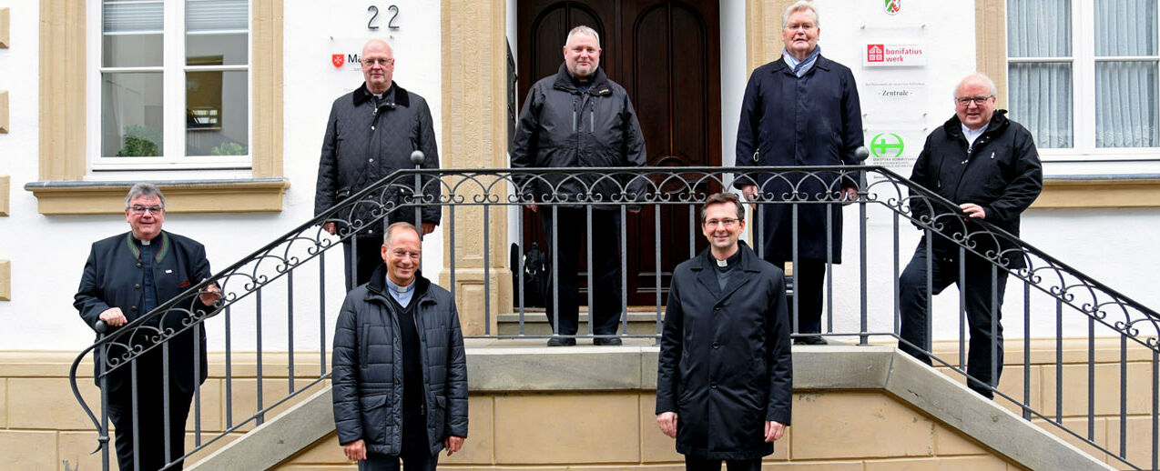 The members of the allocation committee of the Diaspora Commission. From left to right: Monsignore Georg Austen (Bonifatiuswerk and Diaspora Commission), Vicar General Alfons Hardt (Archdiocese of Paderborn), Pastor Dr. Christian Hartl (Renovabis / Archdiocese of Munich-Freising), Dean Carsten Menges (Diocese of Hildesheim), Ordinariate Councillor Thomas Renze (Diocese of Fulda), Pastor Alfred Manthey (Diocese of Münster) and Vicar General Theo Paul (Diocese of Osnabrück). Photo: Sr. Theresita Müller