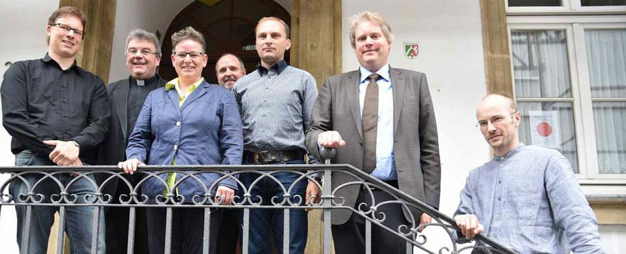 Tauschten sich mit Msgr. Austen (2. v. l.) und Matthias Micheel (4. v. l.) in Paderborn aus: die neuen Personalstelleninhaber Stefan Sandmann, Verena Krinke, Rene Schubert, Dr. Thomas Würtz und Dr. Burkhard Conrad (von links). Foto: Glenz