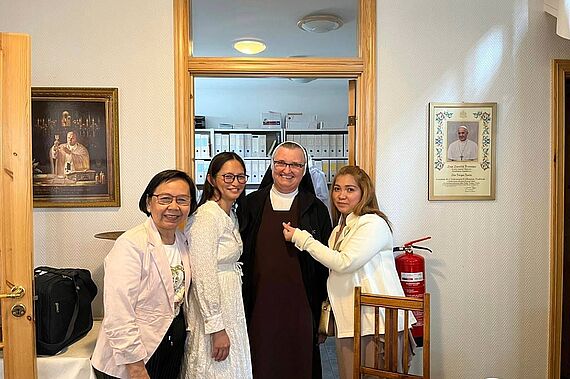 Die kroatische Karmelitin Schwester Selestina mit Gemeindemitgliedern in Egilsstadir. (Foto: Karmelkloster Egilsstadir)