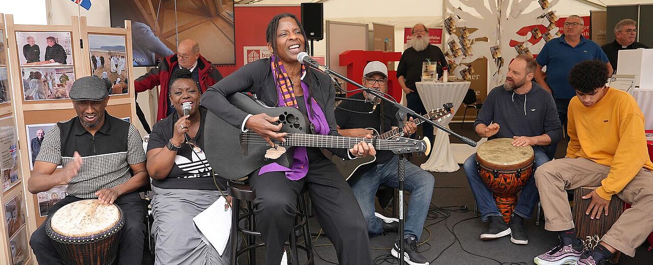 Judy Bailey & Band bei ihrem Auftritt auf dem Katholikentag 2024 in Erfurt. Die bekannte Pop-Sängerin wird auch in Würzburg am Infostand des Bonifatiuswerkes zu hören sein. Foto: Simon Helmers