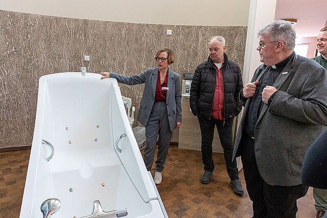 Einrichtungsleiterin Bettina Hünermund stellte das Hospiz Mutter Teresa vor. Foto: Hartmut Salzmann