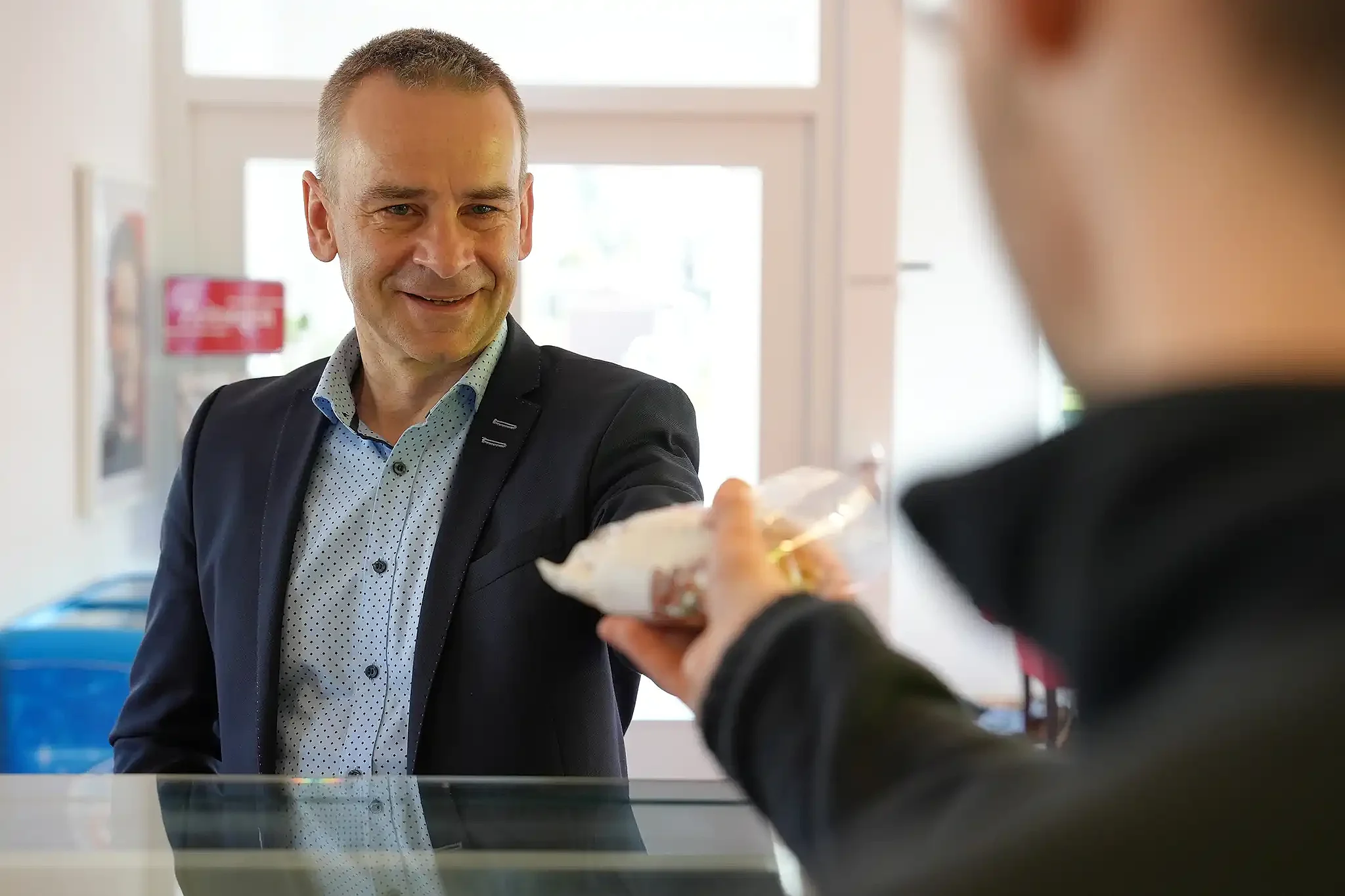 Einrichtungsleiter Sebastian Schmidt im Bistro in Burgstädt - Foto: Theresa Meier