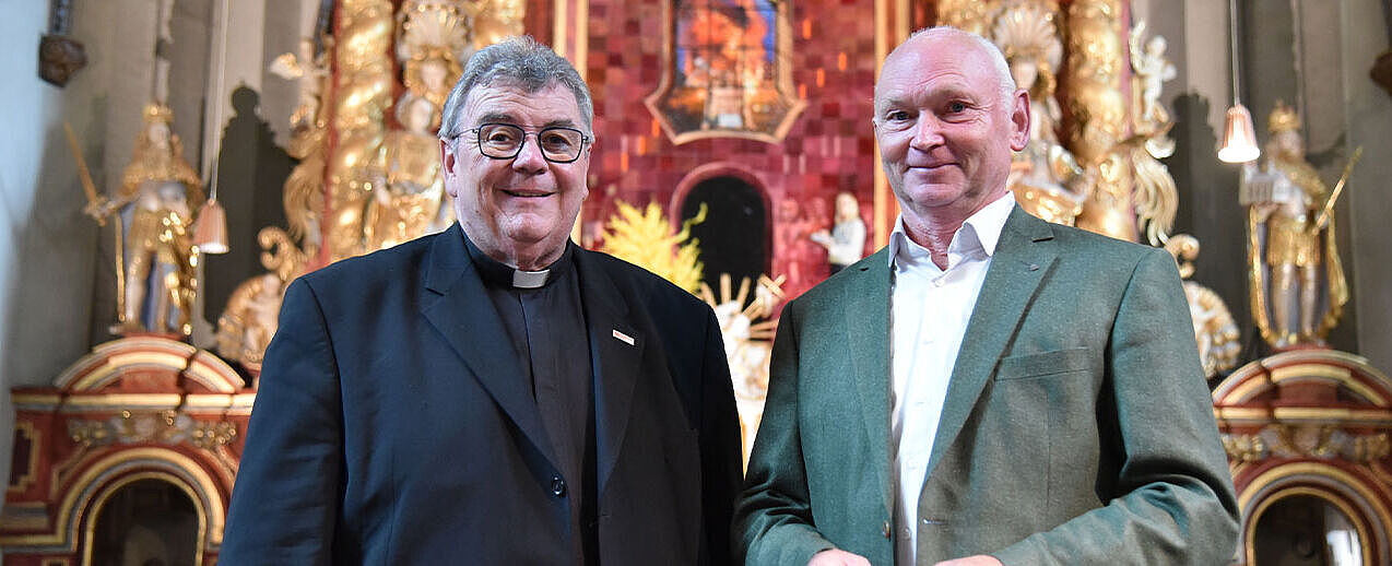 Monsignore Georg Austen, Generalsekretär des Bonifatiuswerkes, mit dem Künstler Thomas Jessen vor dem neuen Hochaltarbild. (Foto: Theresa Meier)