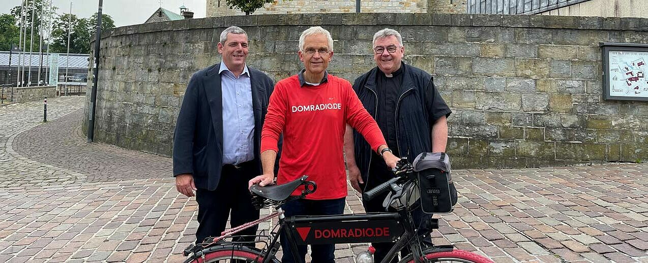 Domradio-Chefredakteur Ingo Brüggenjürgen (Mitte) mit Bonifatiuswerk-Geschäftsführer Ingo Imenkämper (links) und Bonifatiuswerk-Generalsekretär Monsignore Georg Austen vor dem Paderborner Dom. (Foto: K. Lietmann)