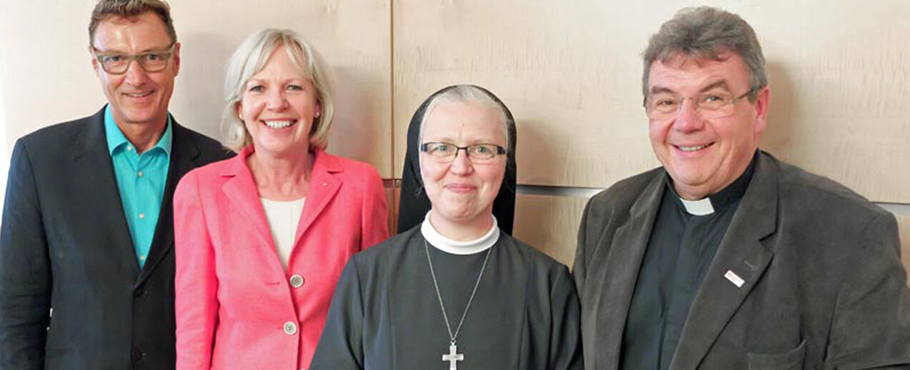 Von Links: Dietmar Ahle (Rotary Club Paderborn), Maria Schmidt (Rotary Club Paderborn), Sr. Margareta Kühn (Leiterin der Manege Berlin) und Msgr. Georg Austen (Bonifatiuwerk) möchten ihre Zusammenarbeit weiter intensivieren, um möglichst vielen Jugendlichen einen erfolgreichen Start in das Berufsleben zu ermöglichen. Foto: Micheel