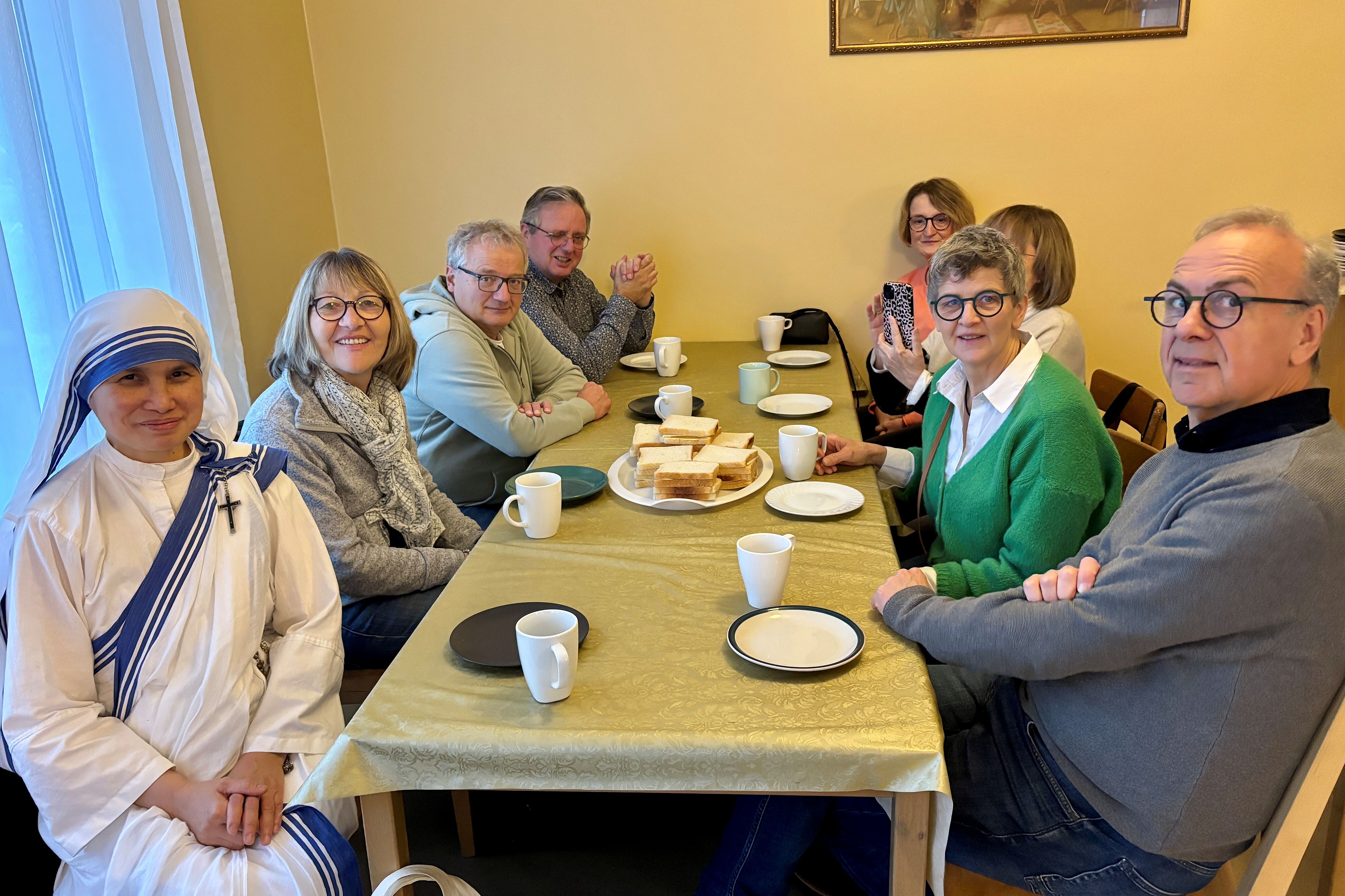 Die Reisegruppe mit einer Mutter-Teresa-Schwester im "Come In" in Reykjavik. (Foto: Msgr. Georg Austen)